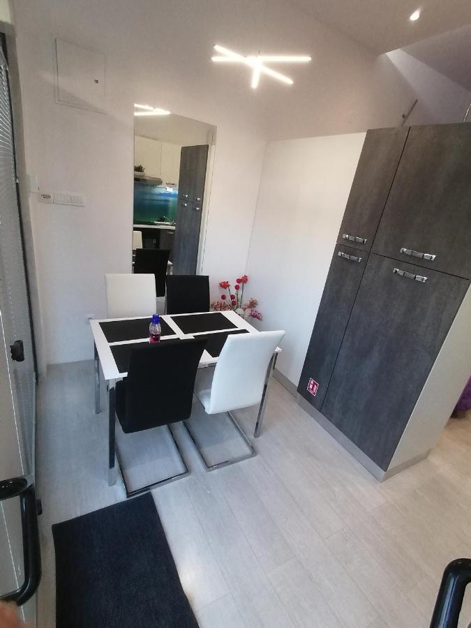 Apartment Rose By The Beach & Tennis Courts Split Exteriör bild