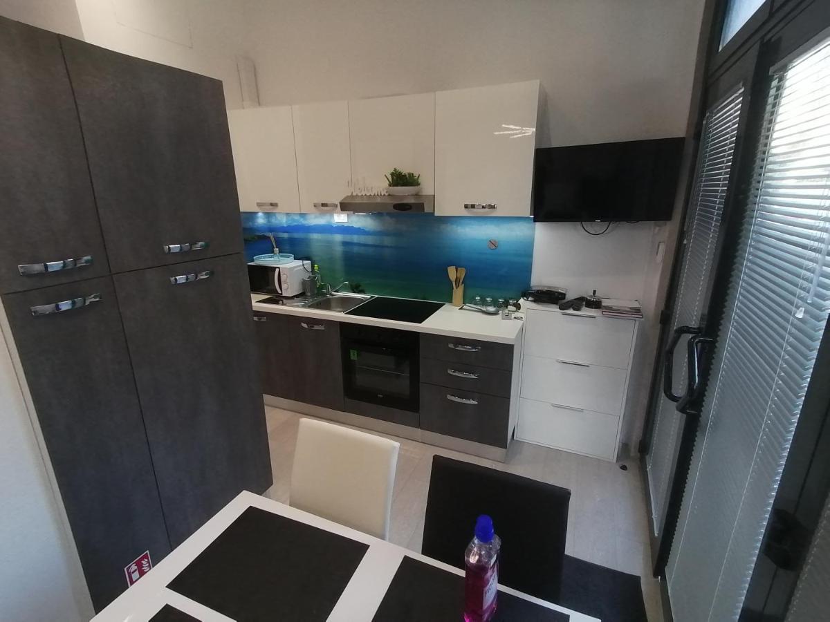 Apartment Rose By The Beach & Tennis Courts Split Exteriör bild