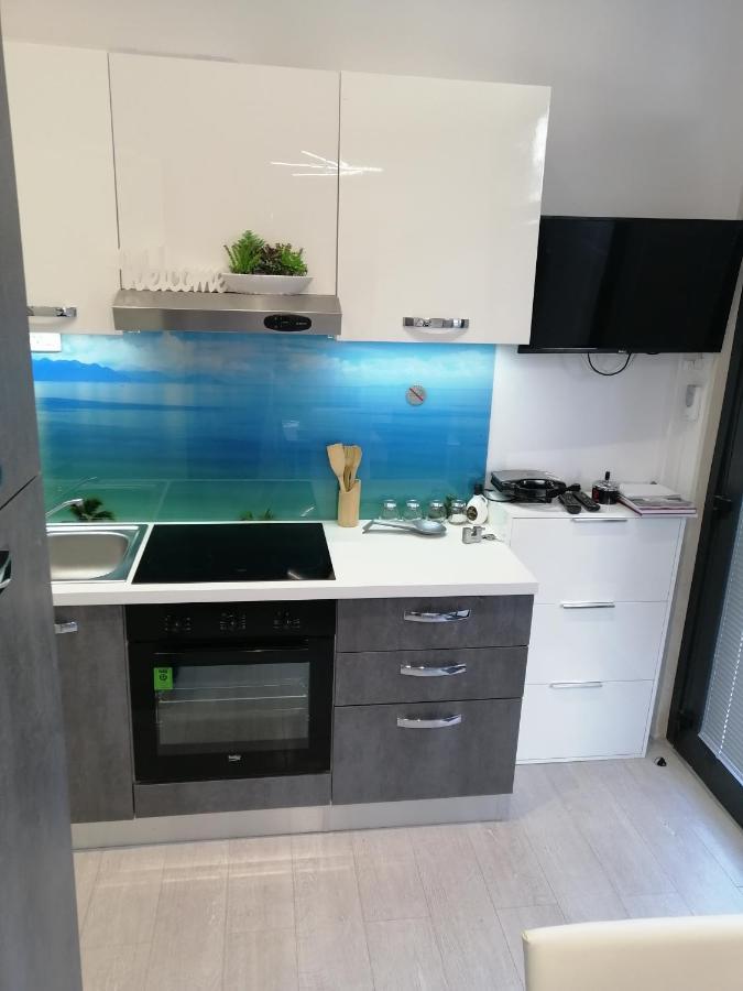 Apartment Rose By The Beach & Tennis Courts Split Exteriör bild
