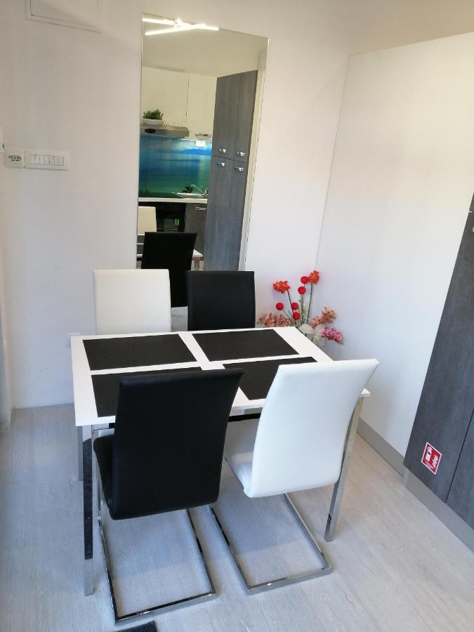 Apartment Rose By The Beach & Tennis Courts Split Exteriör bild