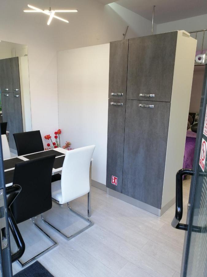Apartment Rose By The Beach & Tennis Courts Split Exteriör bild